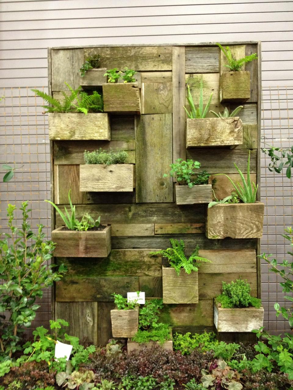Reclaimed wood pallet vertical garden wall Vertical garden diy